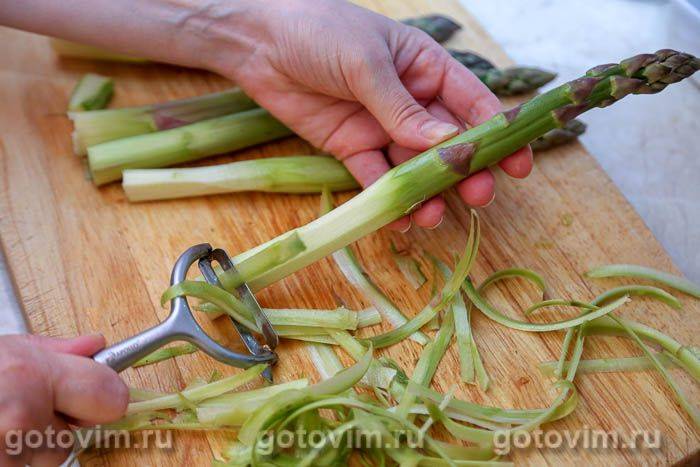 Гратен зі спаржі в соусі бешамель