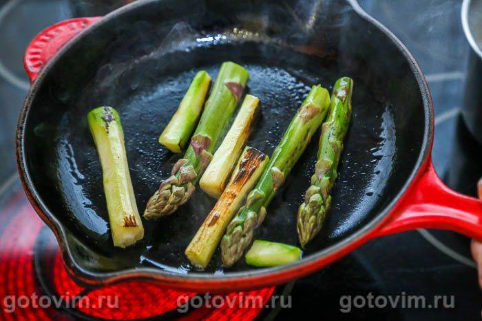 Гратен зі спаржі в соусі бешамель