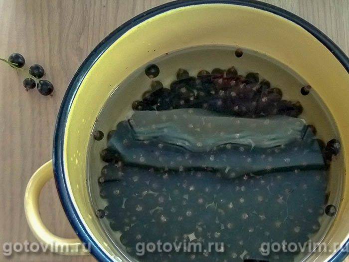 Густий кисіль із чорної смородини з гвоздикою та корицею