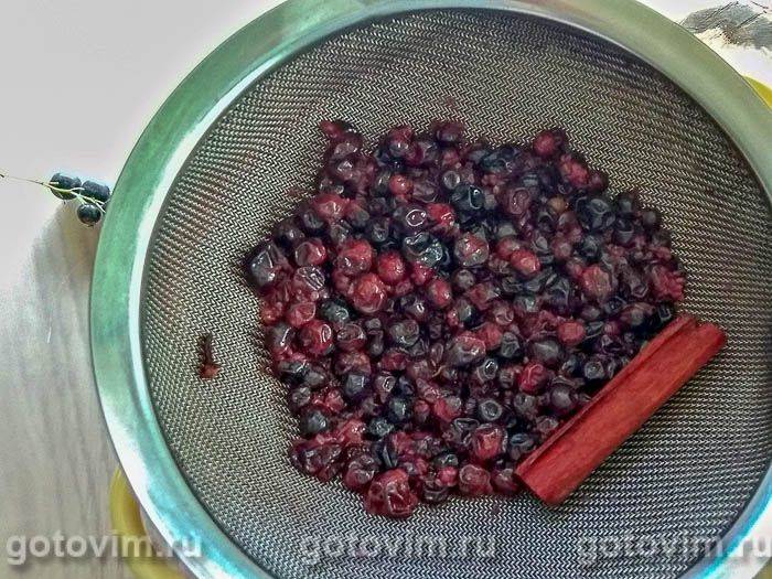 Густий кисіль із чорної смородини з гвоздикою та корицею