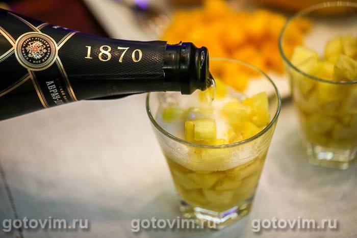 Ананаси в шампанському
