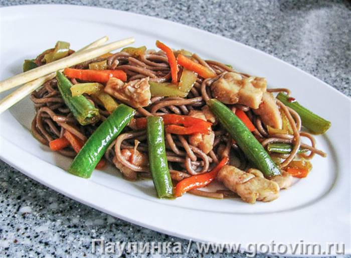 Локшина соба (якісоба з куркою та овочами). Фотографія рецепта