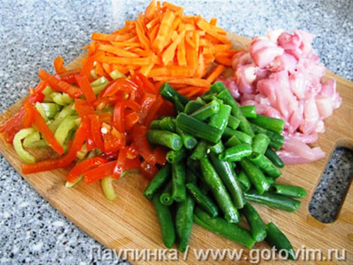 Локшина соба (якісоба з куркою та овочами)