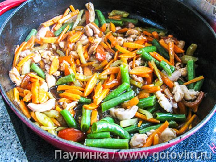 Локшина соба (якісоба з куркою та овочами)