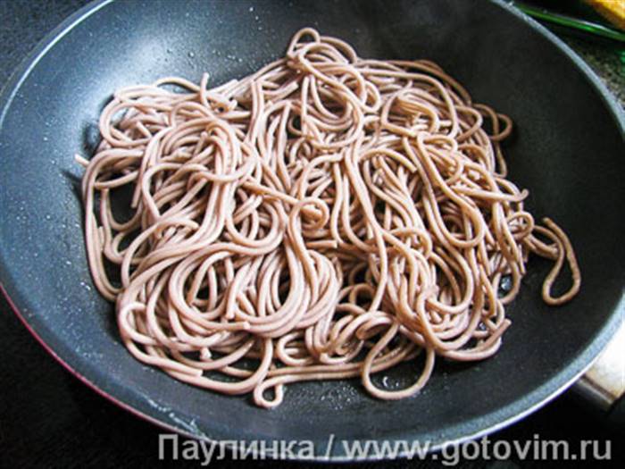 Локшина соба (якісоба з куркою та овочами)