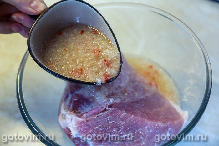 М'ясо в цибулевому маринаді з лимоном і чилі, запечене в духовці