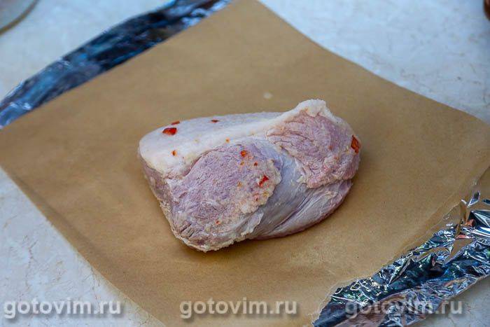 М'ясо в цибулевому маринаді з лимоном і чилі, запечене в духовці