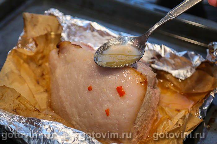 М'ясо в цибулевому маринаді з лимоном і чилі, запечене в духовці