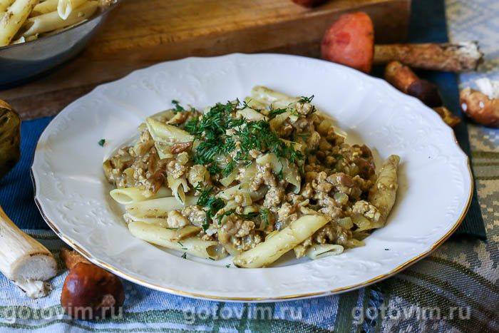 Макарони з фаршем і білими грибами . Фотографія рецепта