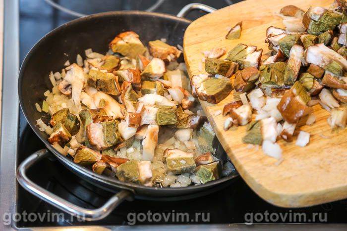 Макарони з фаршем і білими грибами