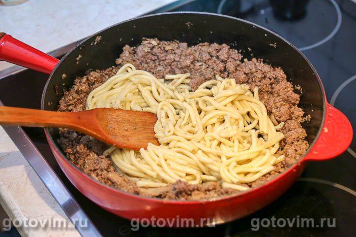 Макарони з гливами та фаршем