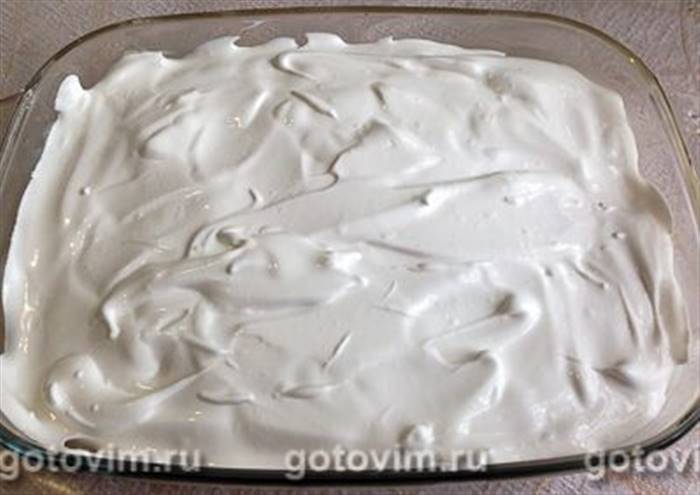 Сирно-банановий десерт із безе