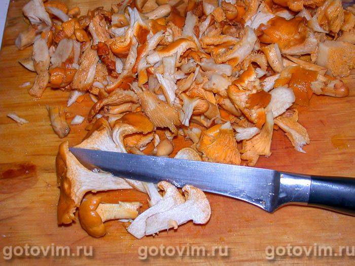 Смажені лисички в картопляних кошиках