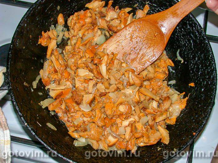 Смажені лисички в картопляних кошиках