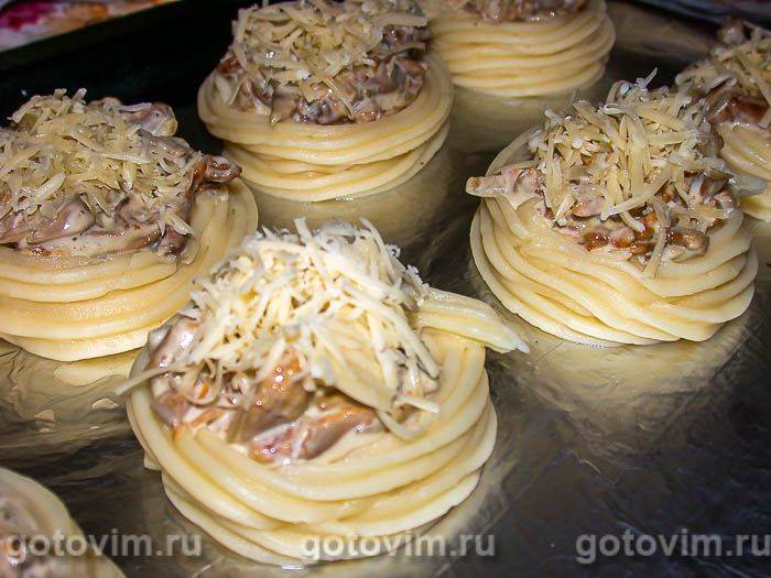 Смажені лисички в картопляних кошиках