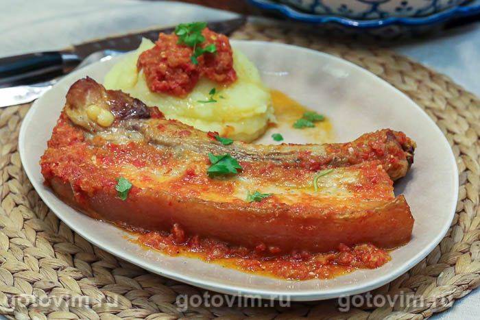 Свиняча грудинка, запечена в томатному маринаді. Фотографія рецепта