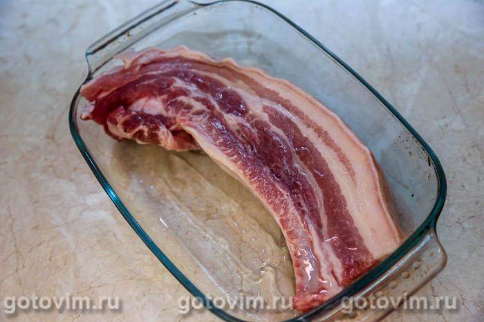 Свиняча грудинка, запечена в томатному маринаді