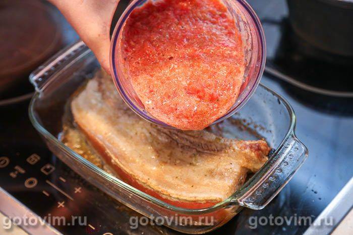 Свиняча грудинка, запечена в томатному маринаді