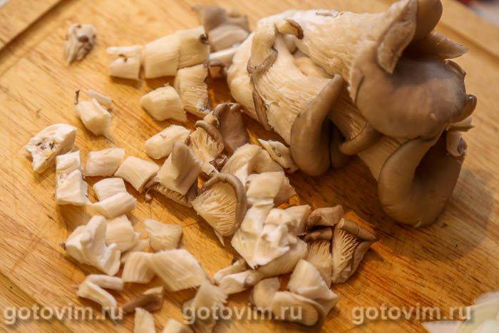 Спагеті з грибами гливами та сосисками