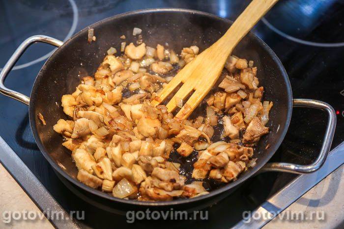 Спагеті з грибами гливами та сосисками