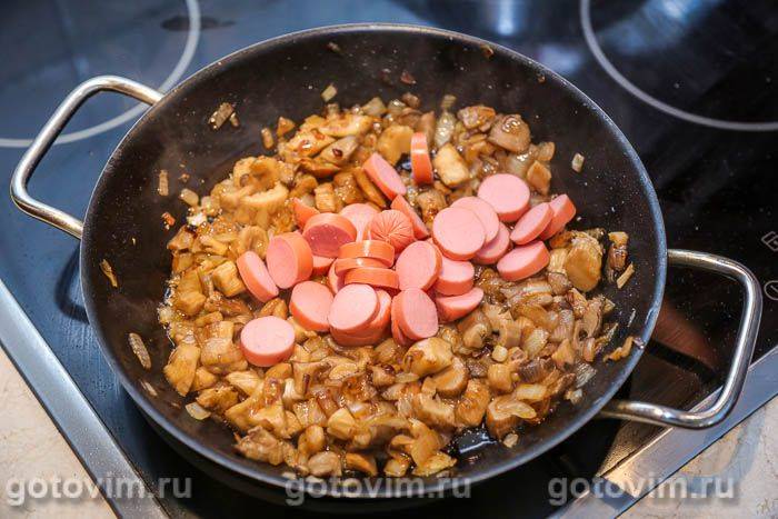 Спагеті з грибами гливами та сосисками