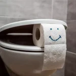 Чи можна викидати туалетний папір в унітаз і як це правильно робити
