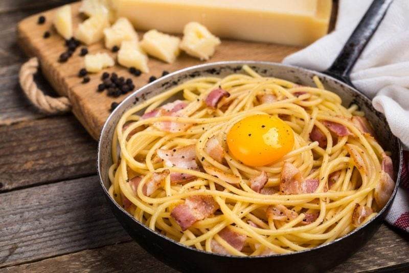 Як приготувати справжню пасту карбонара як в Італії