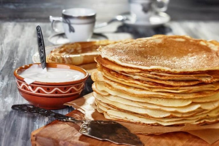 Як спекти ідеальні млинці на кефірі без грудочок і розривів