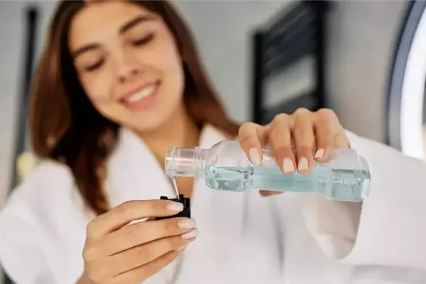 Як хлоргексидин допомагає боротися з бактеріями в роті