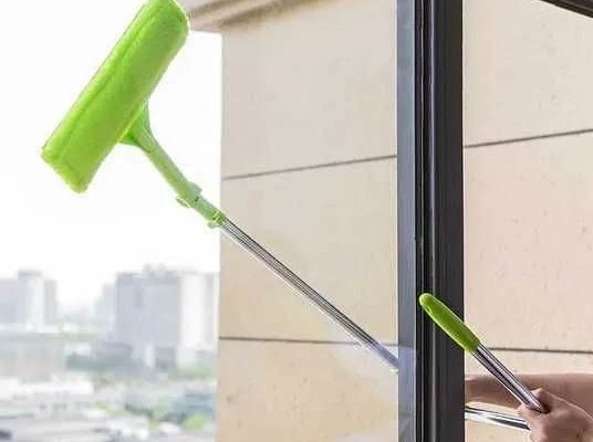 Безпека понад усе: докладний посібник з миття вікон на висоті