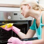 Як легко позбутися нагару в духовці без хімії