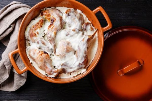 Смачний кролик у сметані для сімейного столу