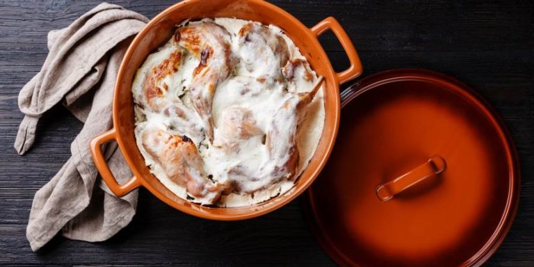 Смачний кролик у сметані для сімейного столу