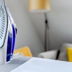 Як ефективно очистити праску від накипу вдома