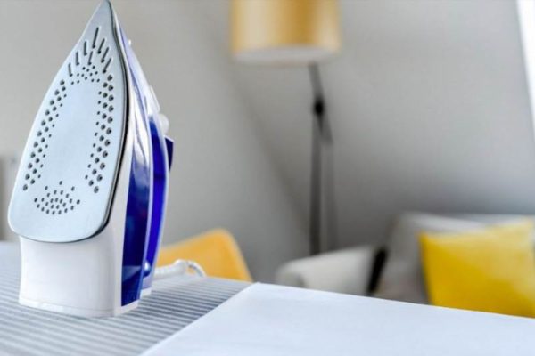 Як ефективно очистити праску від накипу вдома