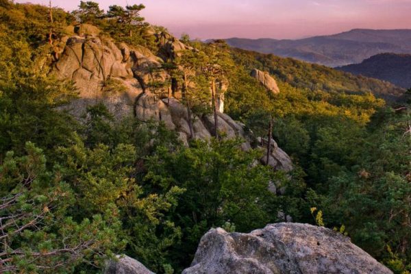 Скелі Довбуша: маршрути, легенди та секрети кам'яного міста Карпат