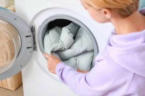 Як правильно прати куртку в пральній машині без втрати форми та кольору