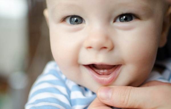 Коли чекати перший зуб і що робити, коли він йде