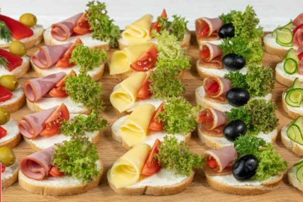 Канапки - маленькі шедеври, які перетворюють звичайний стіл на бенкет