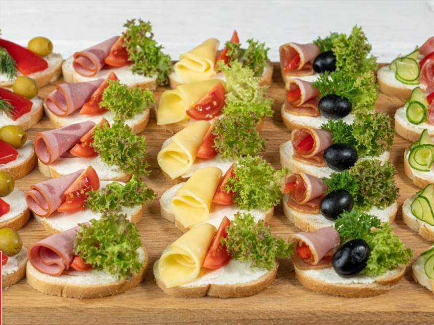Канапки - маленькі шедеври, які перетворюють звичайний стіл на бенкет