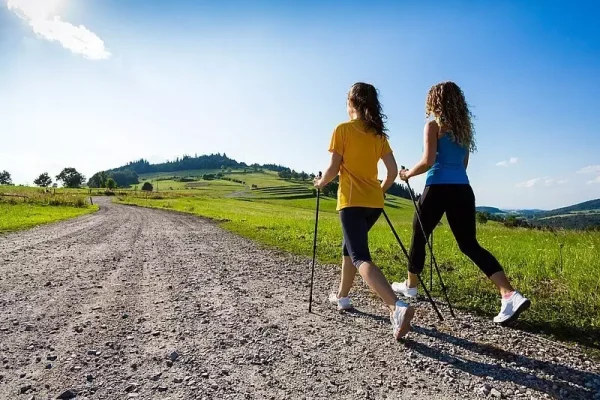Як опанувати скандинавську ходьбу і отримати максимум користі