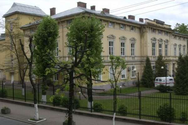 Залізнична лікарня у Львові: серце медицини на сталевих артеріях