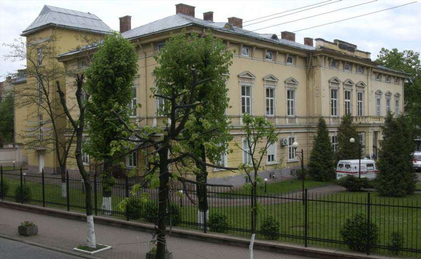 Залізнична лікарня у Львові: серце медицини на сталевих артеріях
