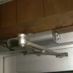Як зробити надійний механізм для зачинення дверей власноруч